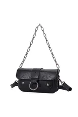 Cartera tipo bandolera de cuero sintético con acabado texturizado, solapa frontal con detalle de argolla metálica y correa de cadena plateada.