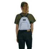 Mochila JanSport Half Pint, color celeste, compacta y liviana, con un compartimento principal, un bolsillo frontal con cierre y asa de mano en la parte superior.