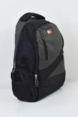 Mochila negra con logo de cruz suiza en el frente. Tiene siete bolsillos, compartimento para notebook, entrada USB y entrada para auriculares.