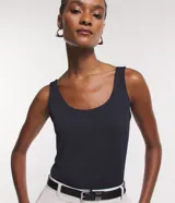 Blusa musculosa color gris claro, con escote en U y breteles anchos. Confeccionada en poliamida y poliéster.