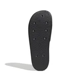 Sandalias Adidas Adilette unisex color negro con logo blanco. Diseño clásico de una sola pieza, ideales para uso casual y deportivo.