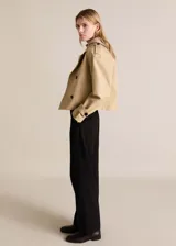 Pantalon de vestir de corte recto y tiro medio, con bolsillos laterales y cierre oculto. Presenta un diseño clásico con trabillas para cinturón y forro interior.