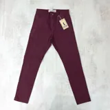 Pantalón de vestir de gabardina color bordó, corte slim fit.