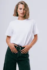 Camiseta básica de algodón orgánico, color blanco, de manga corta, cuello redondo y corte relajado.