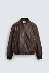 Cazadora bomber de corte regular confeccionada en piel encerada color marrón oscuro. Presenta cuello, puños y bajo en tejido rib elástico, cierre frontal con cremallera y bolsillos laterales con cierre.