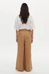 Pantalón azul de corte ancho y relajado, con tiro alto y bolsillos laterales.