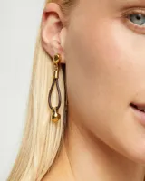 Pendientes largos con base de bola dorada, colgante de cuero marrón en forma de lágrima y detalle de bola dorada en el extremo.