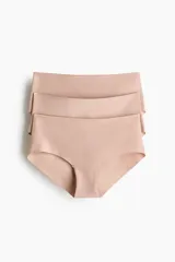 Pack de tres bombachas tipo hipster de tiro medio, confeccionadas en tejido suave con corte láser para un acabado invisible bajo la ropa. Presentan cobertura media en la parte posterior y refuerzo interior.