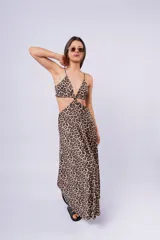 Vestido largo blanco con escote en V, abertura en la cintura y breteles finos.