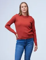 Sweater color ladrillo, de tejido soft, marca Philosophy. Con cuello redondo y mangas largas.