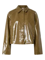 Campera corta de estilo moderno con acabado engomado brillante, cuello camisero, cierre frontal con botones a presión ocultos y bolsillos laterales.