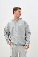 Buzo canguro gris melange con capucha, cordones ajustables y bolsillo tipo canguro. Estampado frontal con el logo "brokers" y la frase "Good Time Makers".