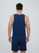 Musculosa deportiva Umbro modelo Lume, color azul marino, con cuello redondo y logo blanco impreso en el pecho.