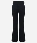 Pantalón negro de sarga con corte flare, tiro alto y cierre frontal con botón y cremallera. Presenta bolsillos delanteros y traseros.