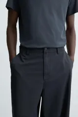 Pantalón de corte regular fit, confeccionado en una mezcla de algodón y lino. Presenta cierre frontal con cremallera y botón, bolsillos laterales y bolsillos traseros con solapa y botón.