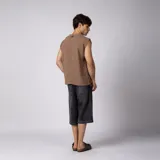 Musculosa oversize tejida en lino, color beige, sin mangas, con terminaciones deshilachadas y costura central en la espalda.