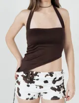Top color chocolate con escote halter y diseño asimétrico en el ruedo.