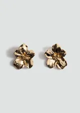 Aros dorados con diseño tridimensional en forma de flor y acabado metálico brillante.