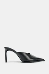 Zapatos de tacón alto estilo mule, color negro, con diseño destalonado, escote redondo y puntera fina.