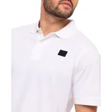 Remera polo blanca de hombre, con logo de CAT en el pecho izquierdo, cuello y mangas de punta plana, bordado de triángulo amarillo en la manga y dobladillo dividido. Ajuste regular.