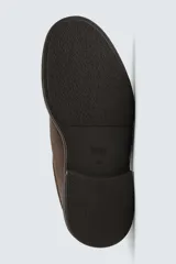 Zapato de cordones con diseño tipo mocasín, confeccionado en piel con acabado de serraje en color marrón. Presenta detalle de costura en el empeine y suela de goma texturizada a tono.