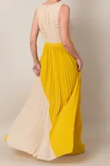 Vestido largo de fiesta, con corset beige de encaje y falda plisada bicolor, amarillo mostaza y beige.