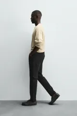 Pantalón de jean corte slim fit, color gris con efecto lavado. Presenta diseño de cinco bolsillos, cierre frontal con cremallera y botón, y tejido elástico.