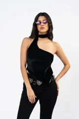 Top asimétrico de terciopelo negro con destellos brillantes, diseño de un solo hombro y cuello tipo choker integrado.