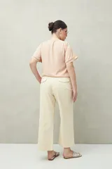 Pantalón negro de algodón con corte recto y bolsillos delanteros grandes.