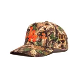 Gorro tipo trucker de camuflaje de caza con bordado en relieve naranja "LA" en el centro y las frases "Mi Casa" y "Su Casa" a los lados.