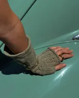 Anillo de diseño artesanal con estructura entrelazada de líneas irregulares y acabado orgánico. Pieza ajustable fabricada en metales nobles.