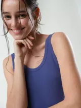 Body de algodón rib color beige, de diseño ajustado con escote redondo y sin mangas.