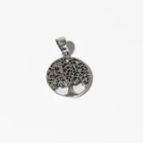 Dije redondo calado de plata 925 con diseño de árbol de la vida.