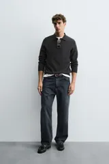 Polo de punto de corte regular fit, confeccionado en una mezcla de lana y cashmere. Presenta cuello solapa con cierre frontal de dos botones, manga larga y terminaciones en rib.