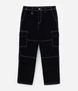 Pantalón masculino modelo baggy, confeccionado en sarga de algodón. Presenta un corte holgado y recto, cintura con trabillas, cierre tradicional, bolsillos cargo laterales y pespuntes en color contrastante.