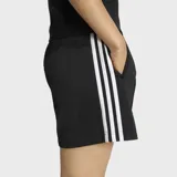 Short Adidas Firebird Classic de color negro con las tres tiras blancas características en los laterales y el logo del trifolio bordado en una pierna. Confeccionado en tejido de punto con cintura elástica.