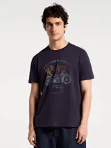 Camiseta blanca de algodón con cuello redondo y mangas cortas. Estampa rectangular con borde negro que contiene la frase "NATURAL ATMOSPHERE" en letras mayúsculas y una imagen de montañas y mar.