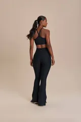 Calza deportiva acampanada color azul marino, tiro alto, con aberturas laterales en el ruedo y bolsillo interno en la cintura.