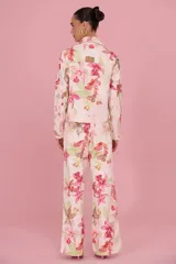 Pantalón de jean de mujer en tono rosa, con diseño estampado floral y de inspiración animal print de orquídeas.