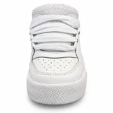 Zapatillas Airwalk modelo Bramer en color blanco total, con diseño urbano, perforaciones laterales y suela de goma texturizada.