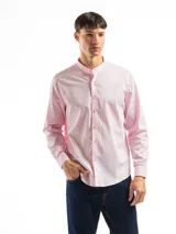 Camisa rosa de algodón con cuello mao, corte slim fit y mangas largas.