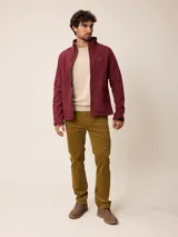 Campera softshell color gris, con cierre frontal completo, cuello alto y bolsillos laterales y en el pecho con cierre. Cuenta con logo bordado en el pecho y ajuste en los puños.