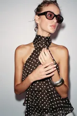 Pack de cuatro pulseras elásticas formadas por cuentas metálicas cilíndricas en tonos dorado y plateado.