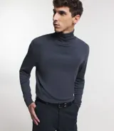Buzo de corte slim, color negro, con cuello alto y mangas largas, confeccionado en tejido de punto liso.