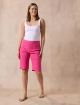 Bermuda rosa de gabardina elastizada, marca Ruby Rd, con pretina ancha elastizada, bolsillos simulados en la parte delantera y bolsillos aplicados en la parte trasera.