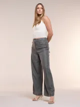 Pantalón wide leg de denim liviano gris, con tiro alto, presillas para cinturón, bolsillos laterales y corte recto de piernas anchas.