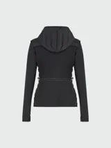 Campera Moncler híbrida de color negro, con cuerpo acolchado tipo puffer y mangas de tejido liso. Cuenta con capucha integrada, cierre frontal con cremallera y bolsillos laterales. Detalle del logo de la marca bordado en el pecho y bandas tricolores en los puños.