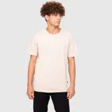 Remera de manga corta y cuello redondo, confeccionada en algodón orgánico de alta calidad. Presenta un diseño básico y versátil con un pequeño detalle de etiqueta en el lateral inferior.
