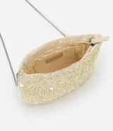 Cartera bandolera pequeña de forma rectangular, completamente cubierta de lentejuelas y cuentas brillantes en tono crema. Cuenta con cierre superior y una correa de cadena metálica plateada.