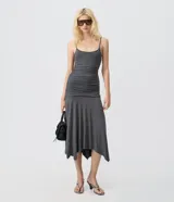 Vestido midi de viscosa color gris oscuro, con tirantes finos, escote redondo, diseño ajustado con drapeados laterales en el torso y falda asimétrica con bajo en puntas.